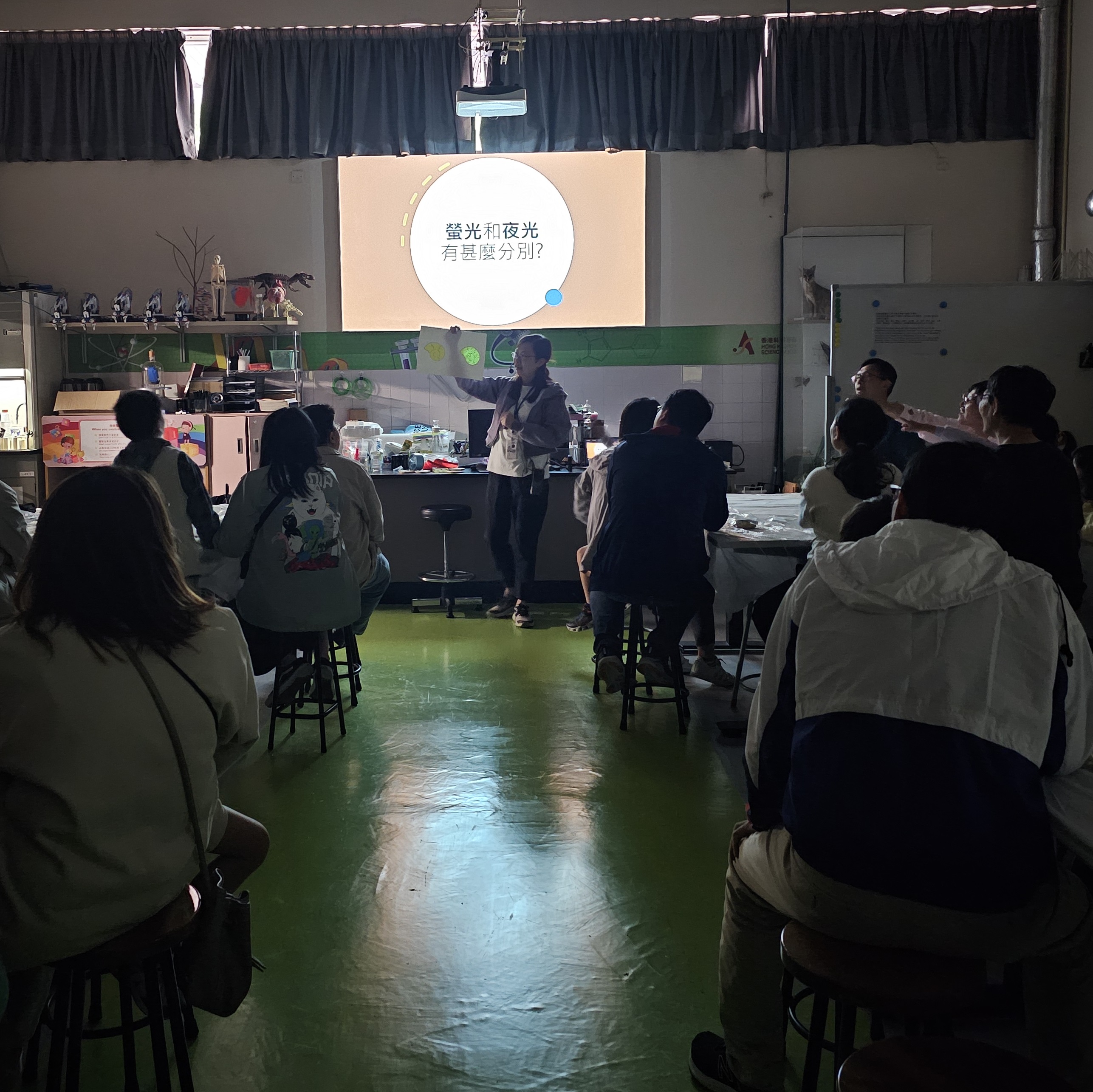 「好奇號」快遞科學工作坊 – 當螢光遇上夜光